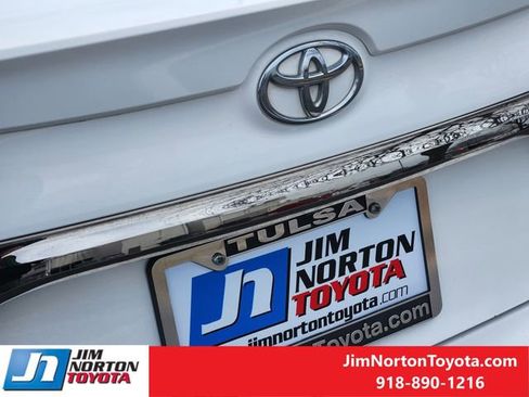 Used 2017 Toyota Camry SE w/ Moonroof Package image 12