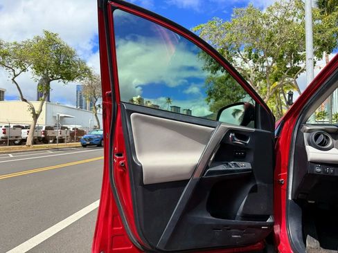 Used 2014 Toyota RAV4 Limited image 13