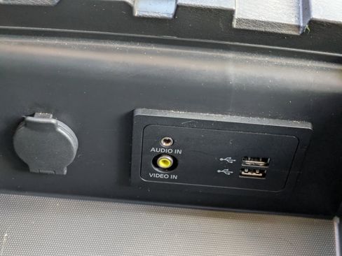 Used 2018 Nissan Pathfinder SV image 32