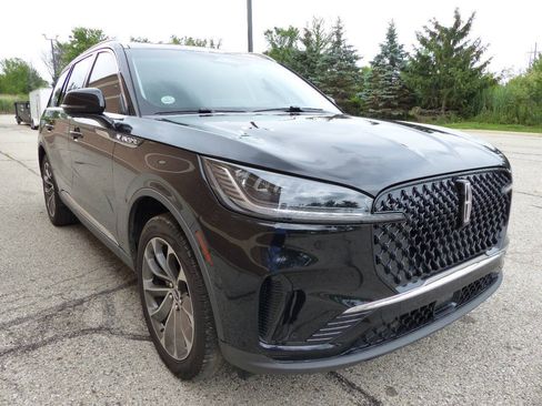 Used 2025 Lincoln Aviator AWD image 11