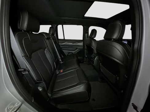New 2025 Jeep Grand Cherokee Limited w/ Luxury Tech Group II image 32