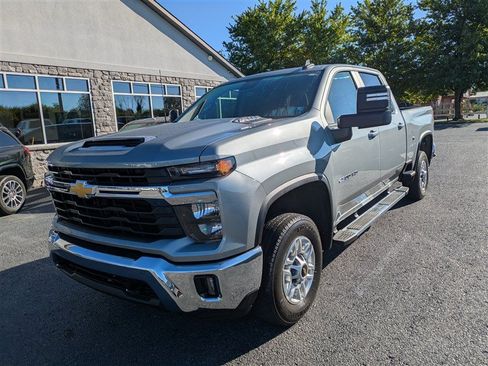 Used 2025 Chevrolet Silverado 2500 LT w/ Convenience Package AWD/4WD image 2