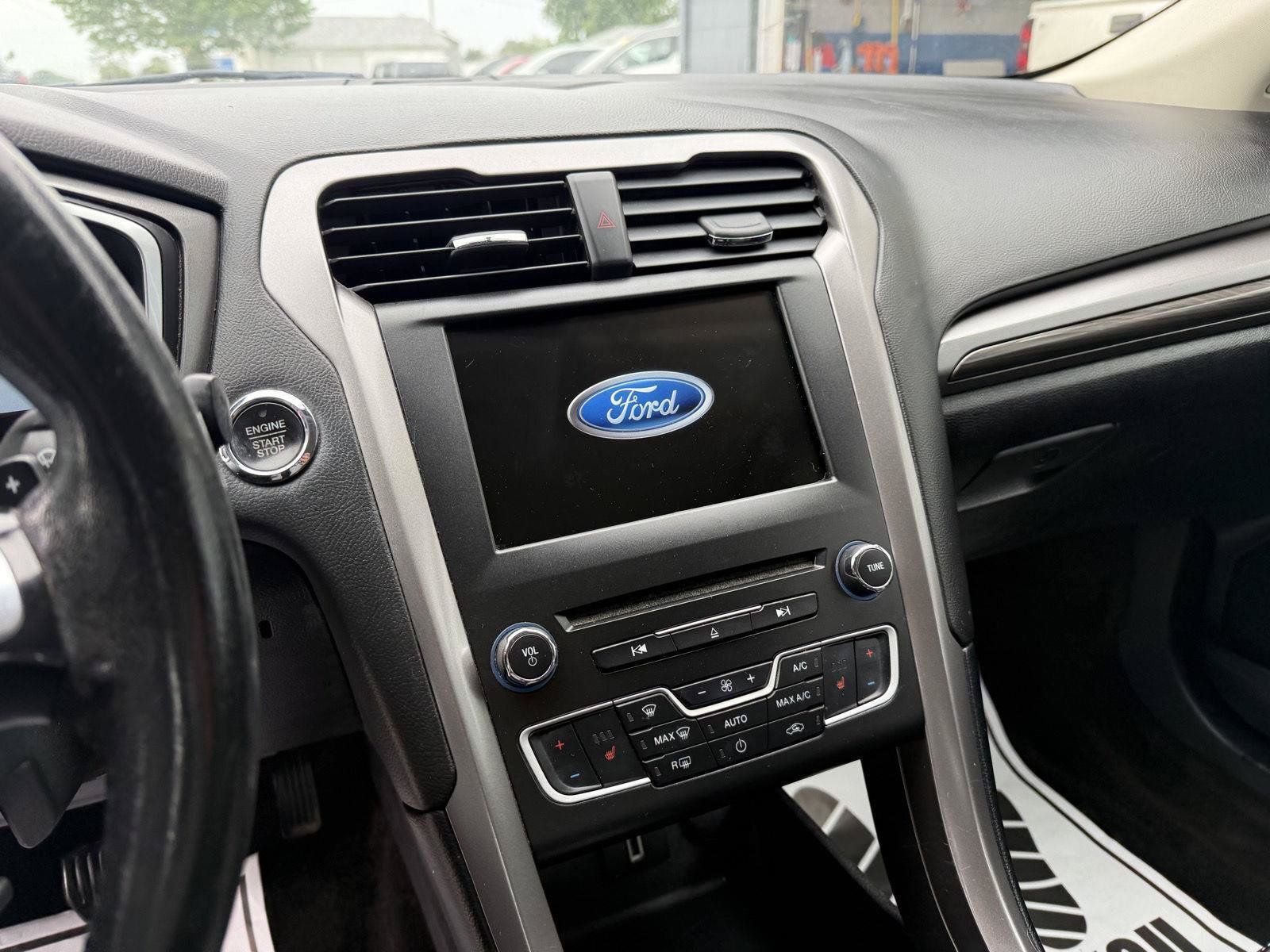 Used 2018 Ford Fusion SE w/ Fusion SE Technology Package FWD image 10