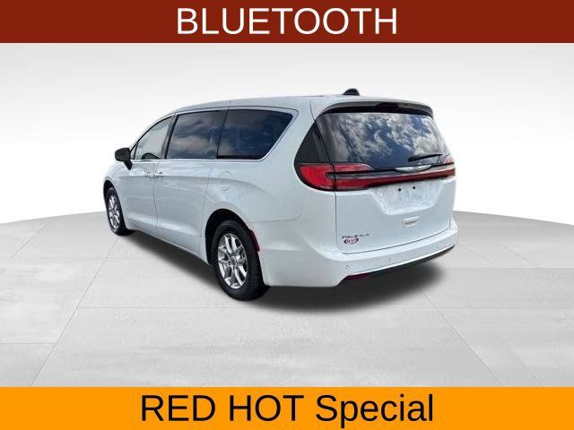 Used 2023 Chrysler Pacifica Touring-L FWD image 5