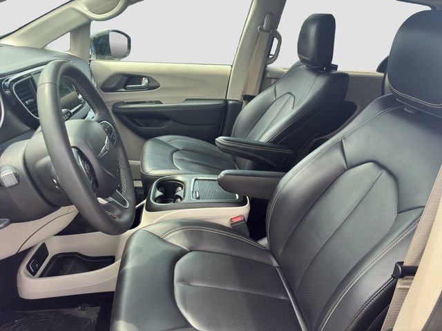 Used 2024 Chrysler Pacifica Touring-L FWD image 11