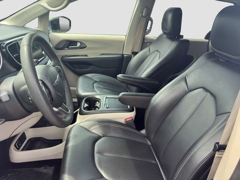 Used 2024 Chrysler Pacifica Touring-L FWD image 11