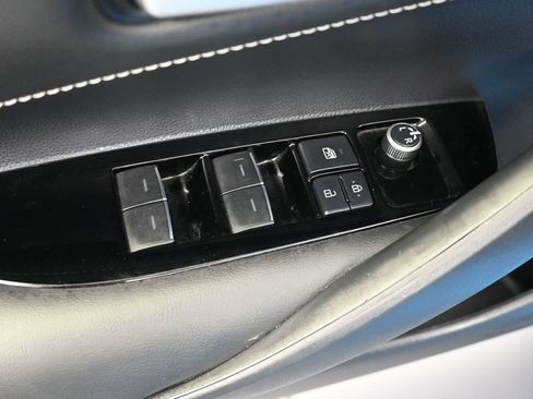 Used 2021 Toyota Corolla SE w/ SE Preferred Package image 11