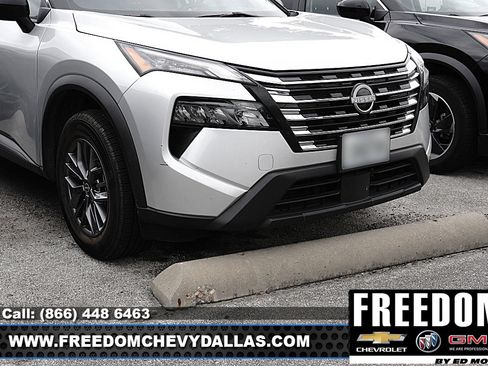 Used 2024 Nissan Rogue S AWD/4WD image 2