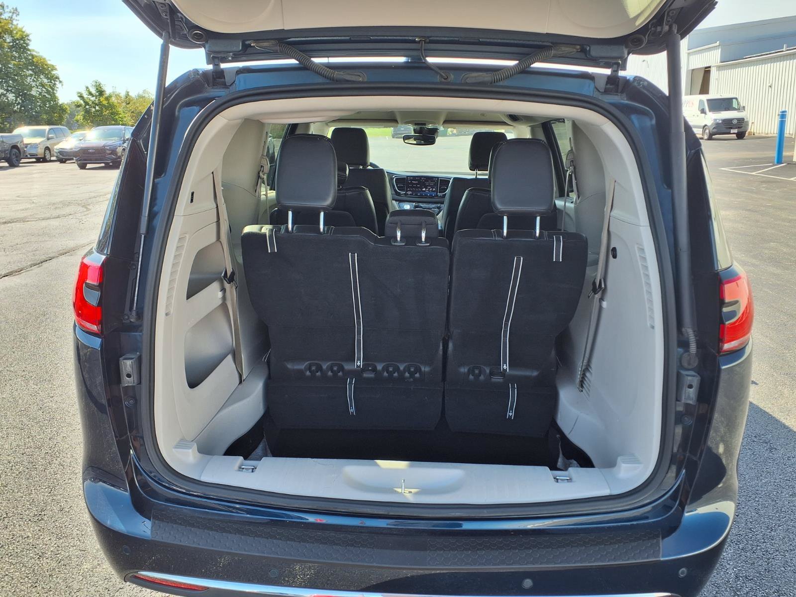 Used 2023 Chrysler Pacifica Touring-L FWD image 11