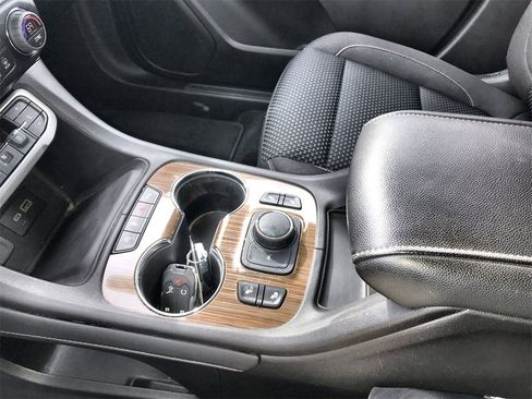 Used 2023 GMC Acadia SLE w/ Driver Convenience Package image 20