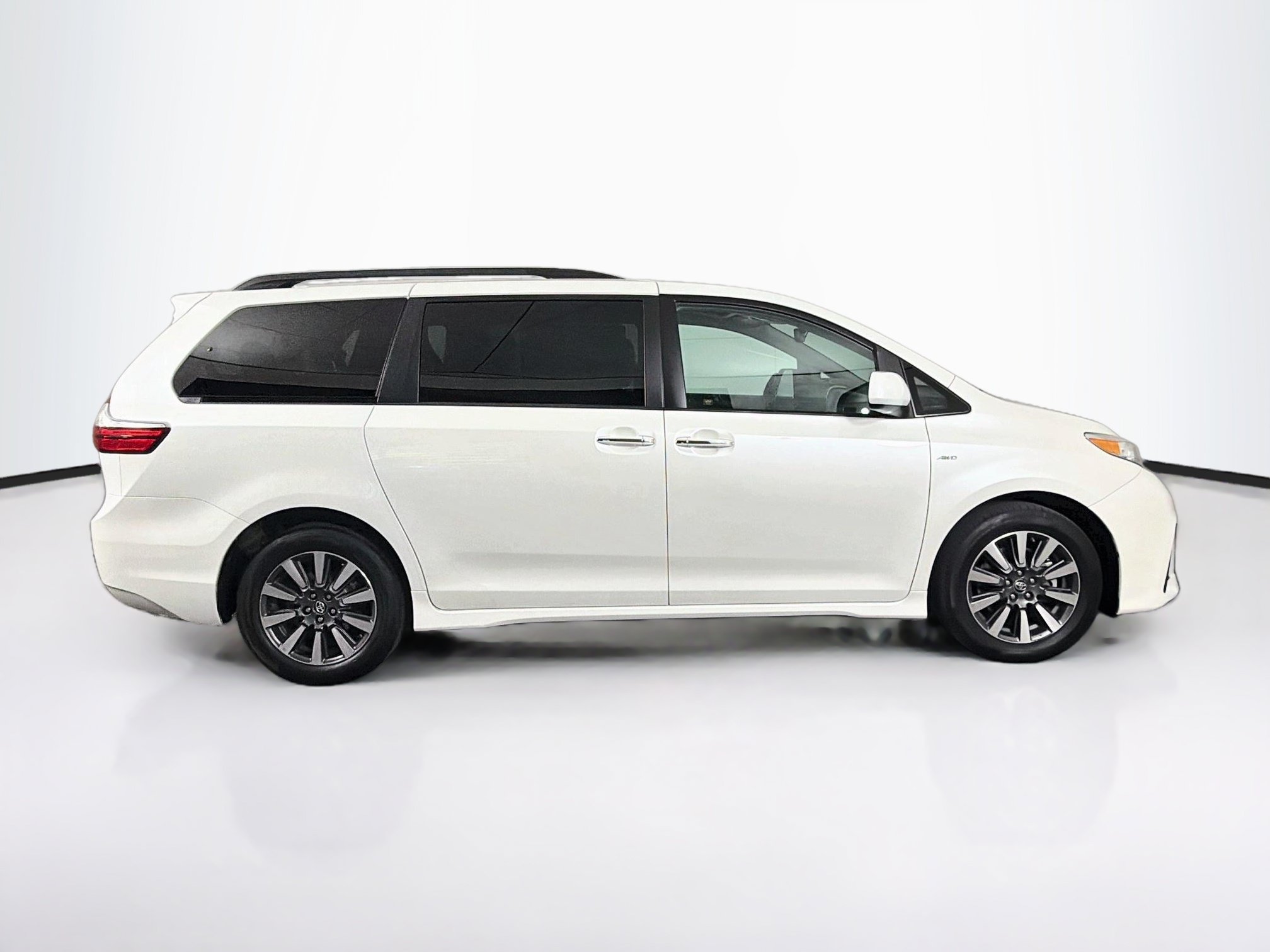 Used 2018 Toyota Sienna XLE w/ XLE Navigation Package AWD/4WD image 10