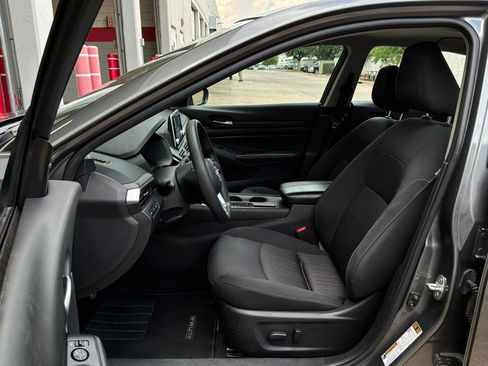 Used 2025 Nissan Altima 2.5 SV FWD image 10