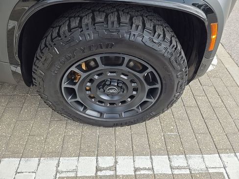 Used 2025 Land Rover Defender 110 image 10