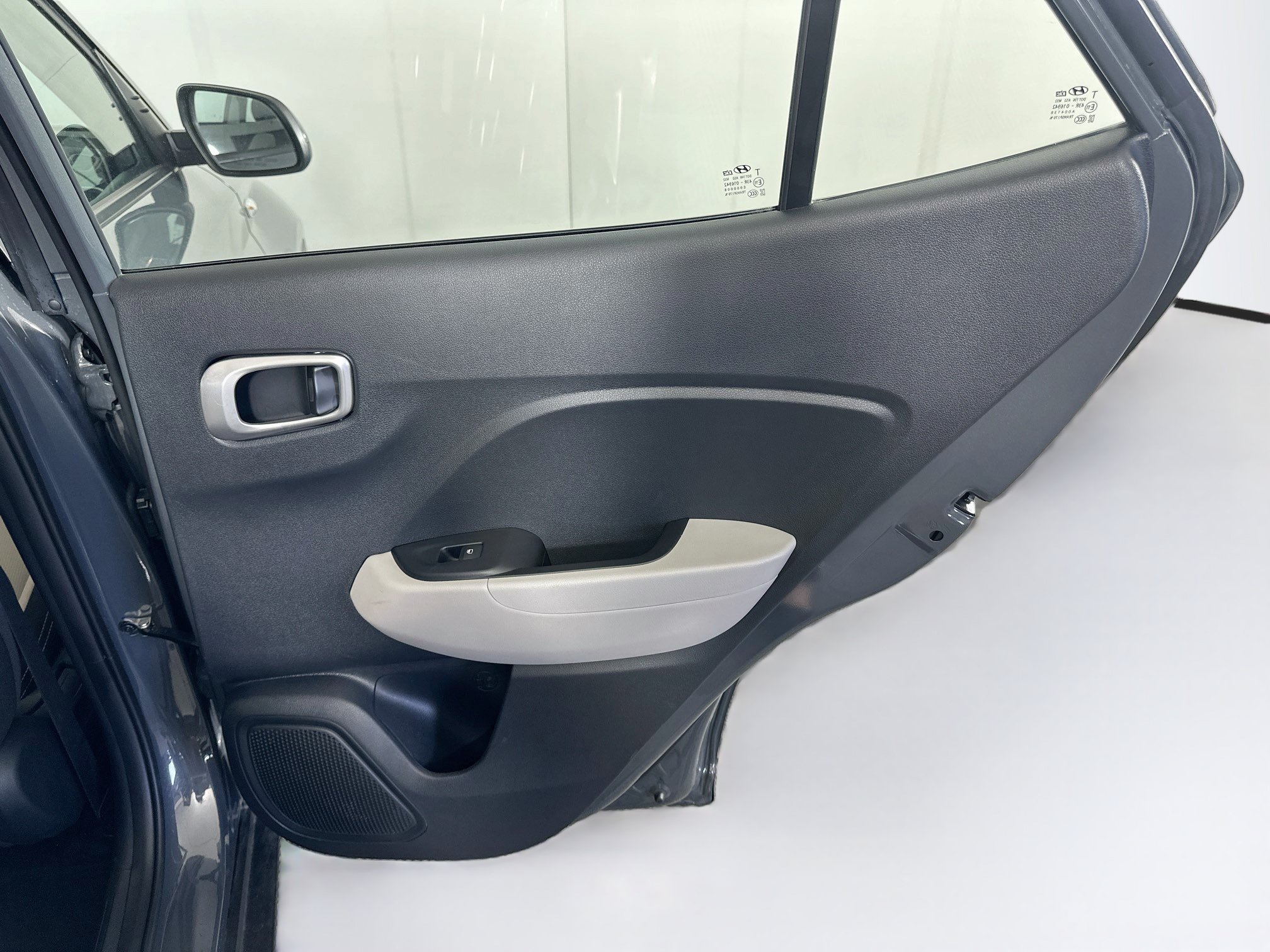 Used 2025 Hyundai Venue SEL FWD image 29