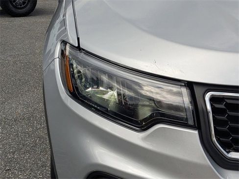 Certified 2025 Jeep Compass Latitude image 9