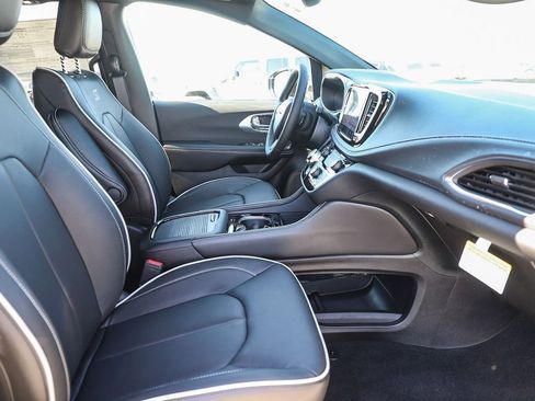 New 2026 Chrysler Pacifica Limited image 18