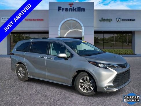 Used 2024 Toyota Sienna XLE image 1