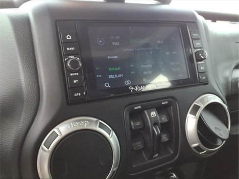 Used 2018 Jeep Wrangler Unlimited Rubicon w/ Connectivity Group image 14