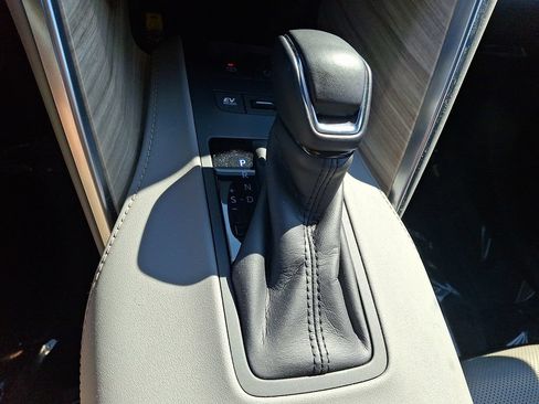 Used 2023 Toyota Venza Limited AWD/4WD image 15
