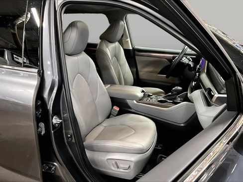 Used 2024 Toyota Highlander Limited AWD/4WD image 8