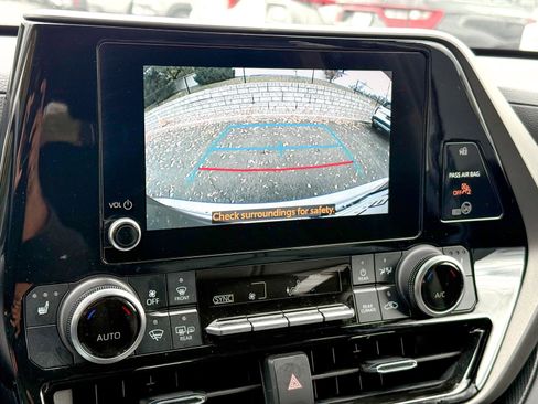 Used 2023 Toyota Highlander XLE image 18