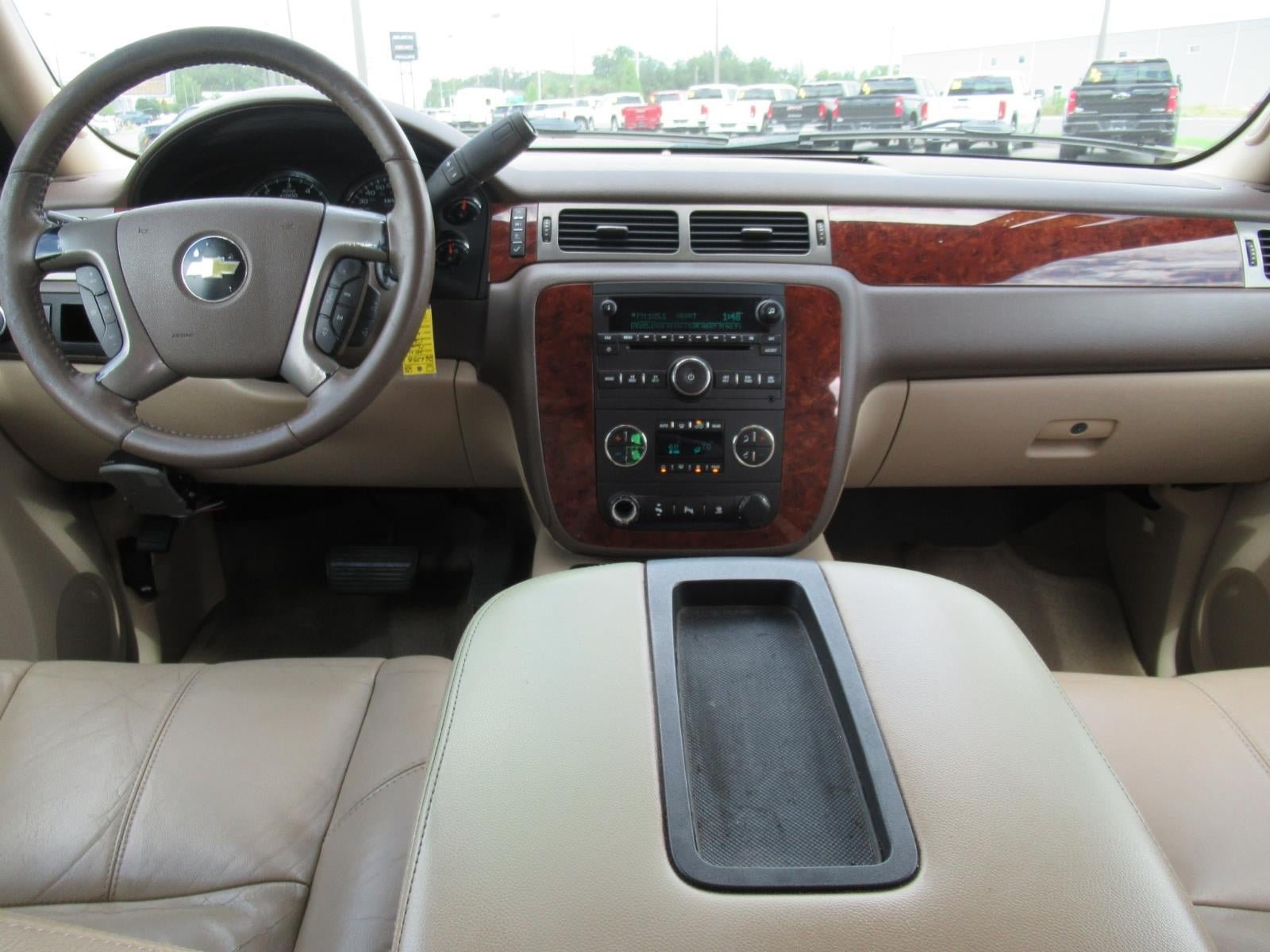 Used 2011 Chevrolet Suburban LT RWD image 12