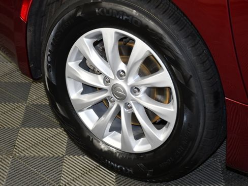 Used 2019 Chrysler Pacifica Touring-L FWD image 40