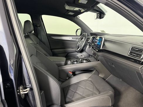 Used 2025 Volkswagen Atlas Cross Sport SE FWD image 32