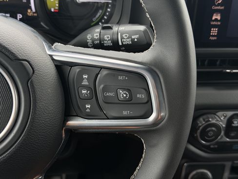 Used 2025 Jeep Wrangler Unlimited Sahara w/ Safety Group AWD/4WD image 18