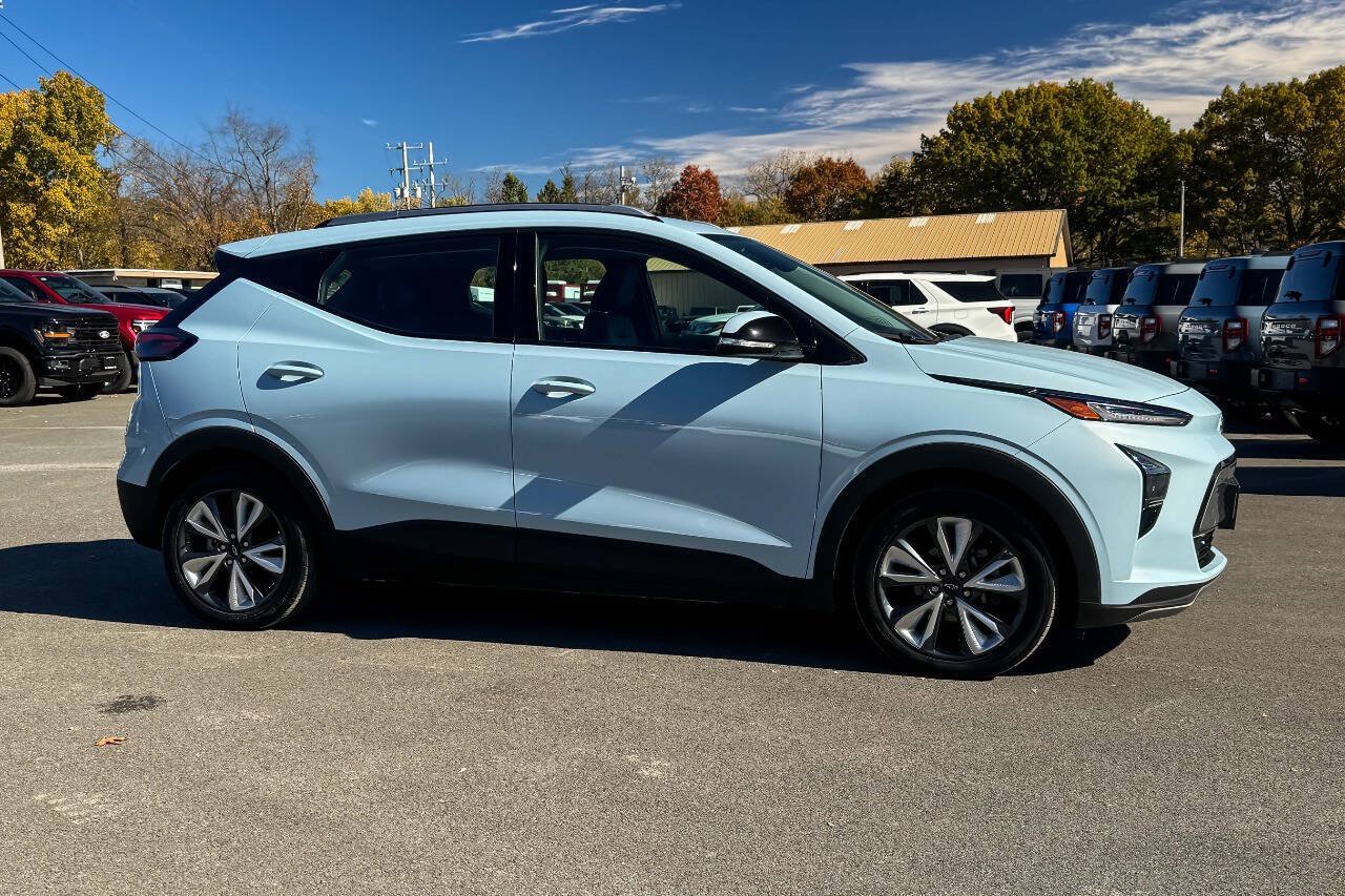 Used 2022 Chevrolet Bolt EUV LT w/ Convenience Package FWD image 2