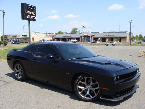 Used 2017 Dodge Challenger R/T w/ Driver Convenience Group RWD image 1