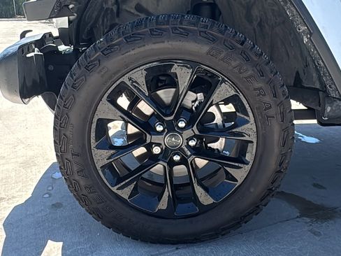 Certified 2025 Jeep Gladiator Sport image 33