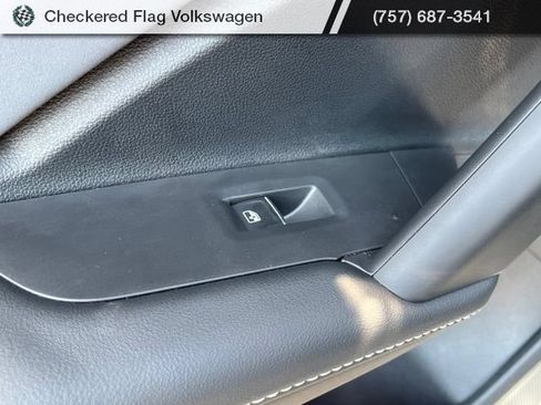 Used 2025 Volkswagen Tiguan SE AWD/4WD image 28