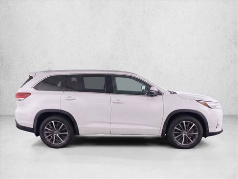 Used 2019 Toyota Highlander XLE AWD/4WD image 8