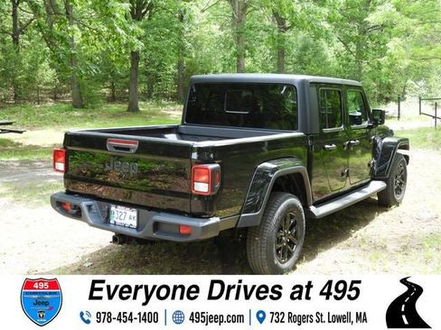 Used 2022 Jeep Gladiator Sport AWD/4WD image 5