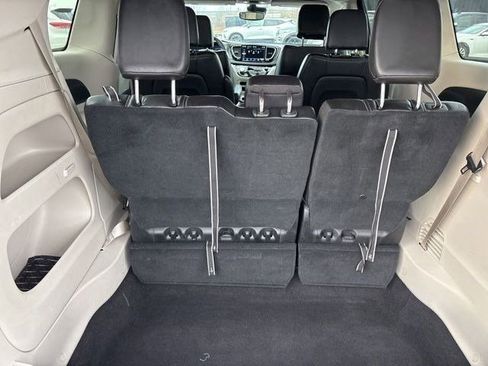 Used 2023 Chrysler Pacifica Touring-L image 35