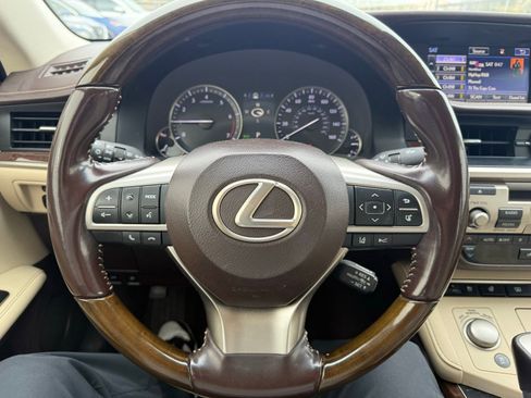 Used 2016 Lexus ES 350 w/ Luxury Package w/Wood Trim image 17