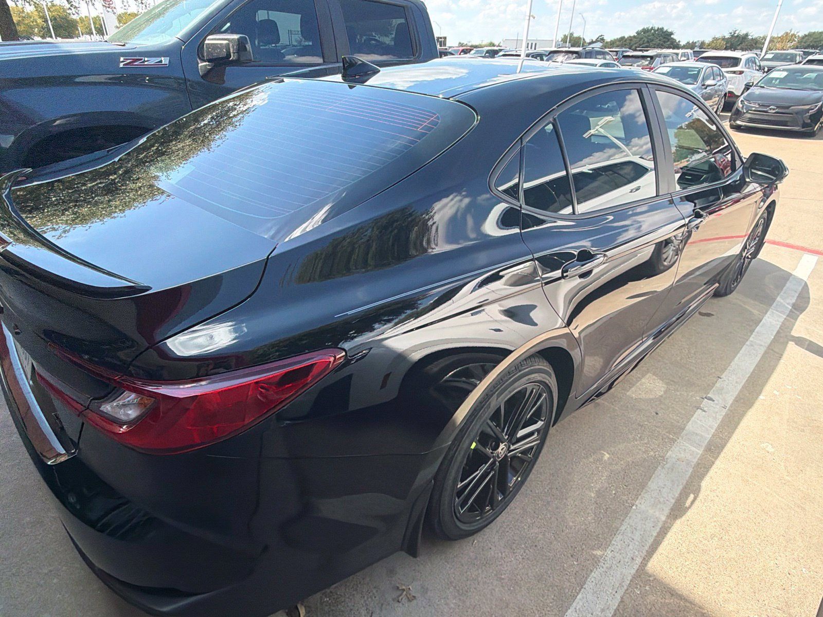 Used 2025 Toyota Camry SE w/ Convenience Package FWD image 4