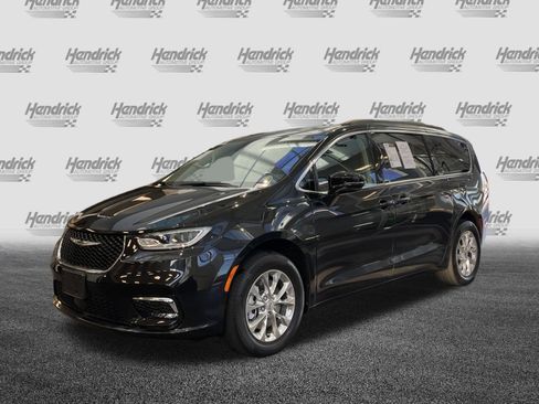 Used 2022 Chrysler Pacifica Touring-L image 6