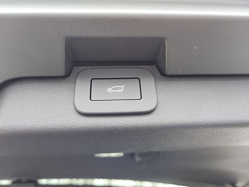 Used 2025 Land Rover Discovery S image 14