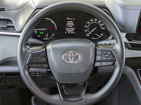 Used 2024 Toyota Sienna LE w/ LE Plus Package image 12