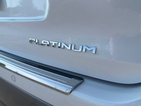 Used 2024 Toyota Highlander Platinum FWD image 11