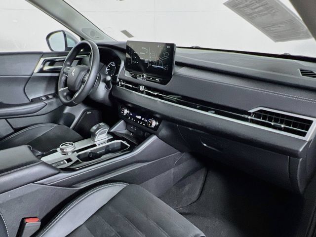 Used 2025 Mitsubishi Outlander SE FWD image 39