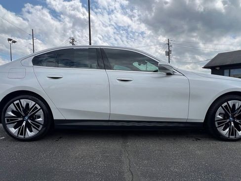 Used 2024 BMW i5 eDrive40i w/ Convenience Package image 9