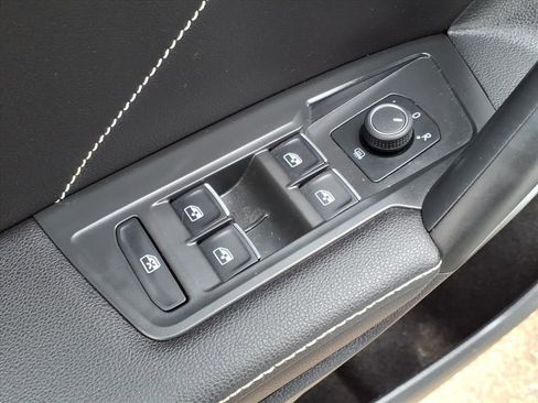 Used 2022 Volkswagen Tiguan SE w/ Panoramic Sunroof Package image 13