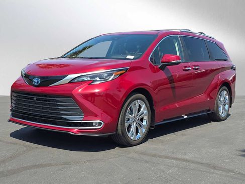 Certified 2024 Toyota Sienna Platinum FWD image 7
