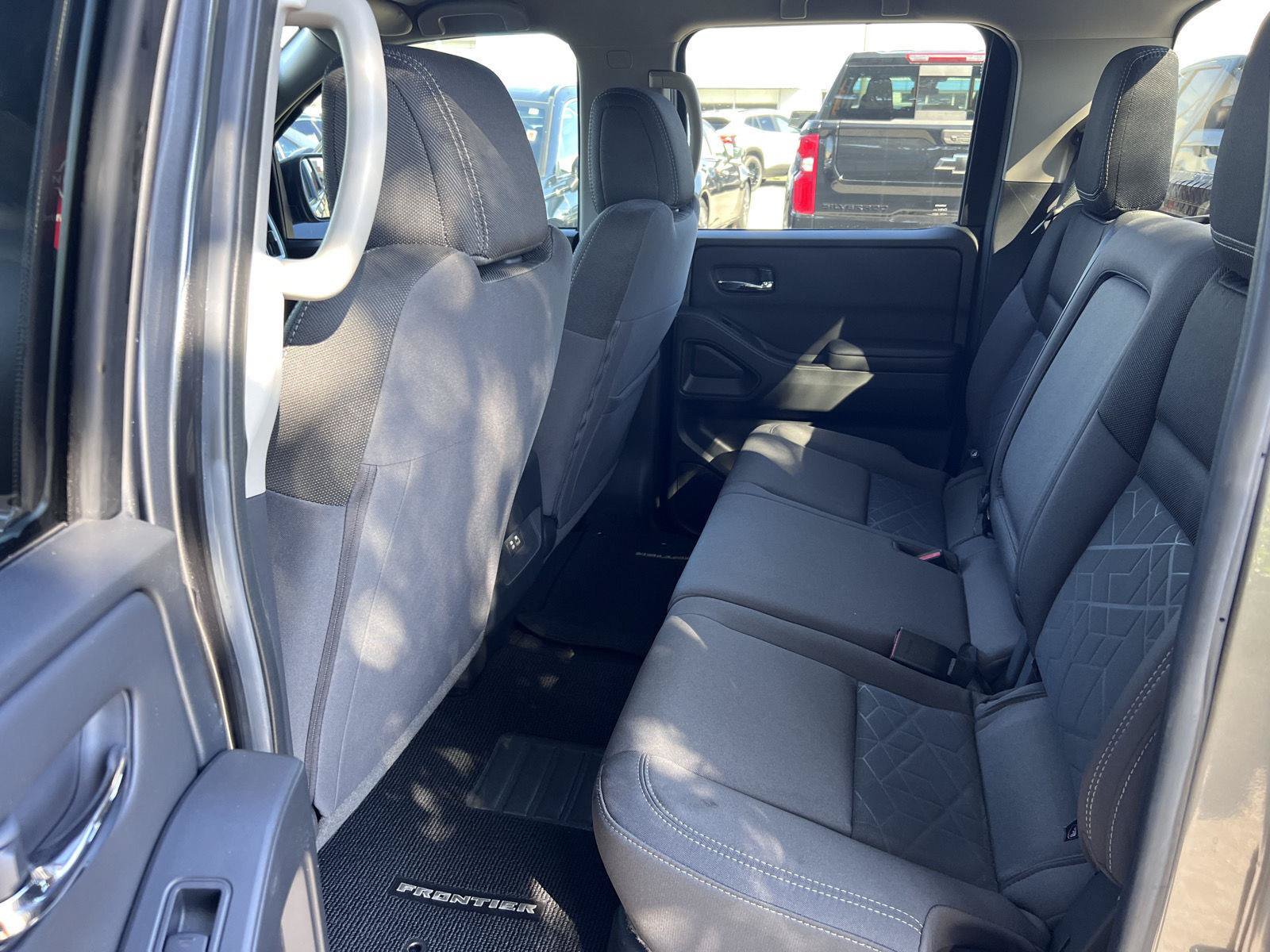 Used 2025 Nissan Frontier SV AWD/4WD image 14