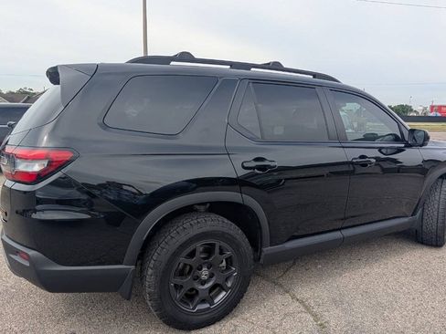 Used 2025 Honda Pilot TrailSport image 5