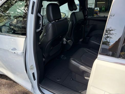 New 2026 Chrysler Pacifica Select FWD image 27