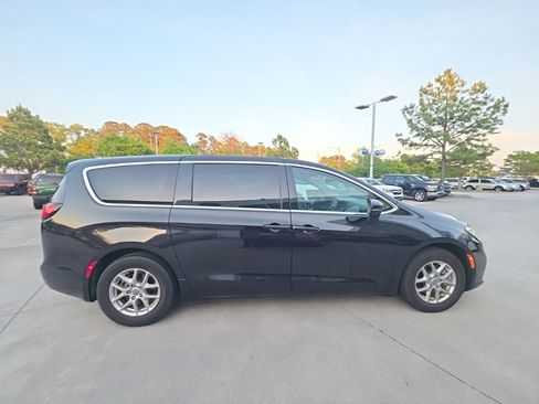 Used 2023 Chrysler Pacifica Touring-L FWD image 3